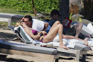 Uma Thurman - Candids in Bikini