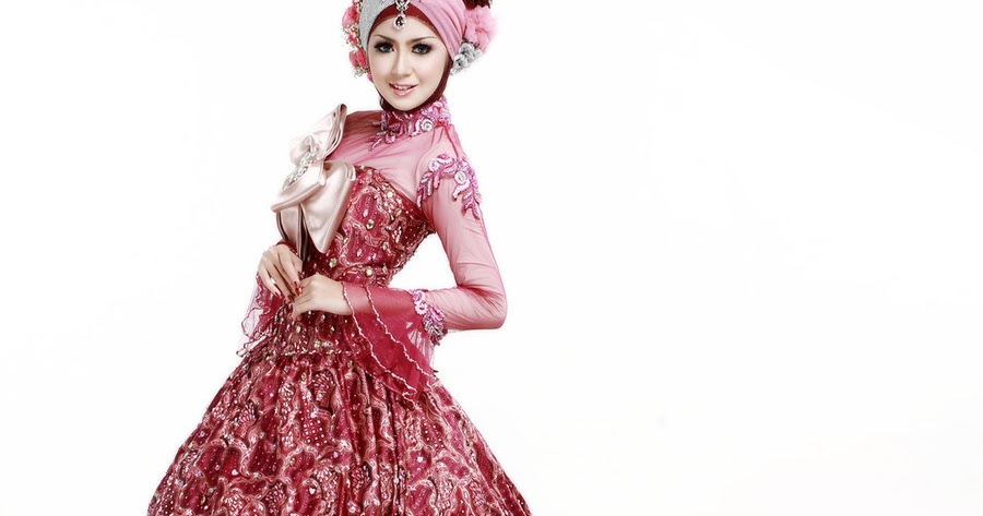 Gaun pengantin cantik untuk muslimah dengan motif  batik 