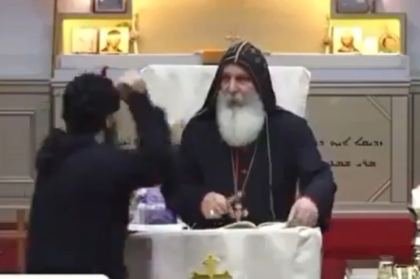 Momento em que o bispo é atacado por um homem durante uma missa | Foto: Reprodução/X/@OliLondonTV