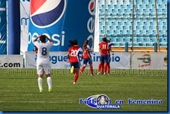 festejo de rodriguez con jugadoras 2do. gol