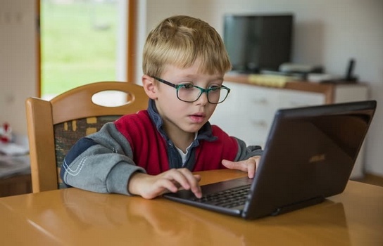 Anak Mengoperasikan Laptop