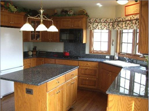 What Color Granite Goes with Oak Cabinets