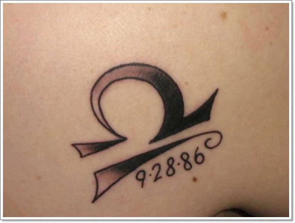 chica con tatuaje del signo de libra