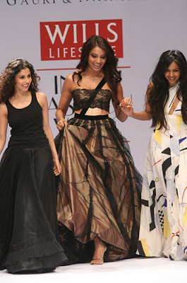 Pics : Bipasha Basu Sizzles At Wills Fashion Week