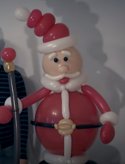 Santa Claus als Ballonfigur zur Weihnachtsdekoration.