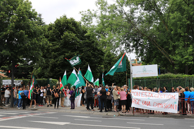 Protesta ante la reunión del patronato de la Fundación Miranda