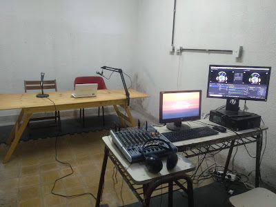 Foto 16: interior de la radio escolar