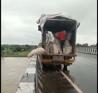 किसान परेशान एक ट्रक लहसुन पार्वती नदी में फेंक दिया