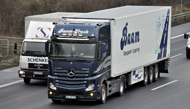 gambar truk tronton Mercedes Benz ACTROS MP4 GIGASPACE