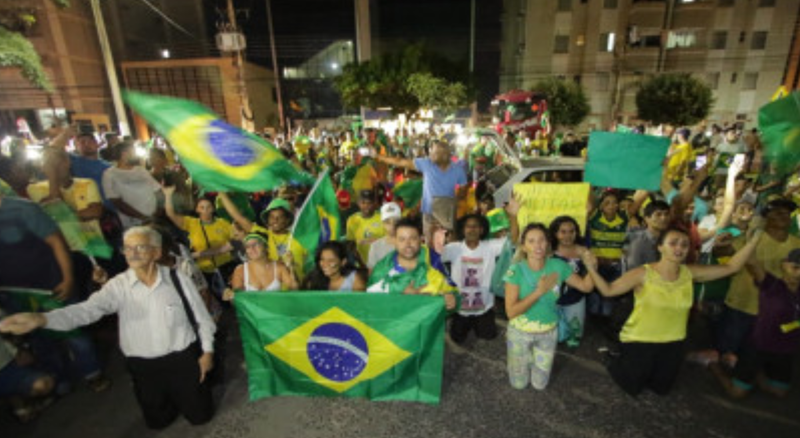 FIGUEIREDO PREVIU: Manifestantes se ajoelham na porta do 44º BIM e pedem intervenção militar