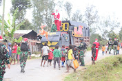 Perdana Dalam Sejarah Perayaan Natal di Intan Jaya, Satgas 330 Bagikan Bingkisan Natal Gunakan Kereta Santa