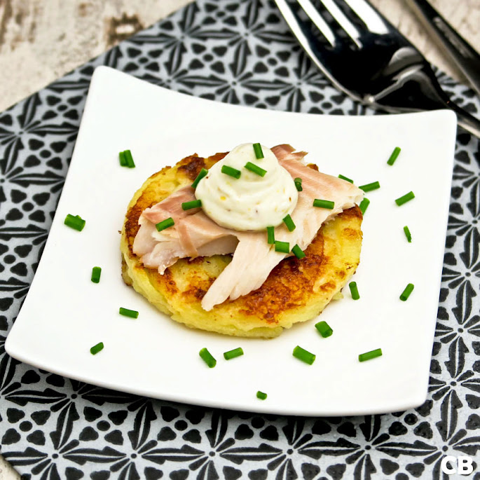 Amuse van een aardappelpannenkoekje met gerookte forel