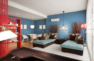 SALA MODERNA CON MUEBLES AMPLIOS EN AZUL Y MARRON by salasycomedores.blogspot.com