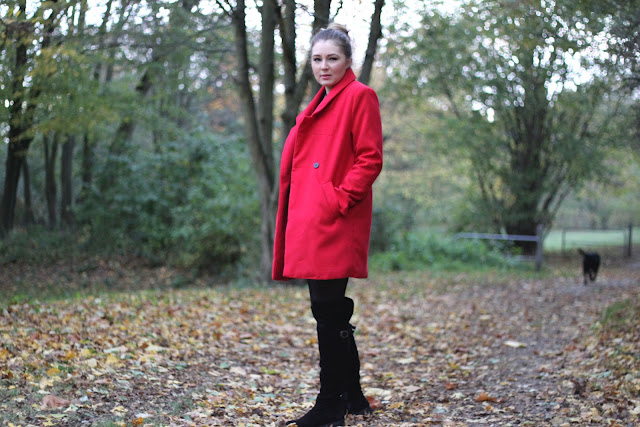 red coat, trend fall 2013, herbst winter trend 2013, roter Mantel, choies, gänseblümchen, daisies, german fashion blogger, deutsche Modeblogger, dutt, messy bun, overknees, tamaris, suede overknee boots,