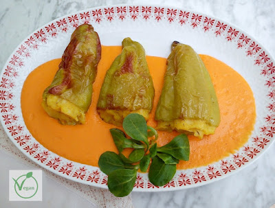 Pimientos rellenos de tortilla vegana de patatas.