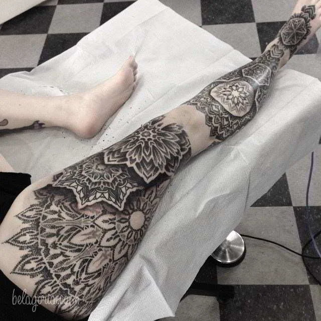 Un lindo tatuaje en la pierna muy elegante