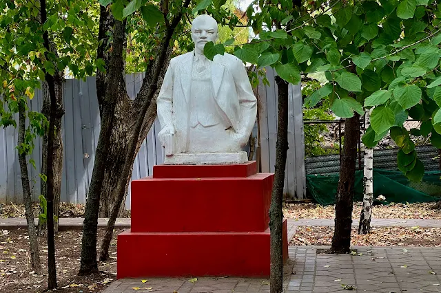Электролитный проезд, памятник Владимиру Ленину (установлен в 2019 году, в советское время на постаменте находился памятник Вячеславу Молотову)