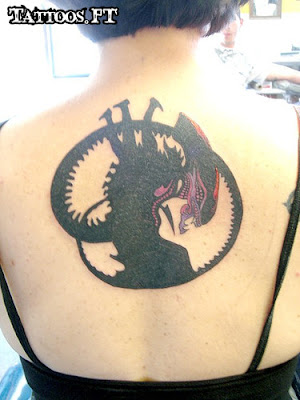Tattoos alien meio das costas
