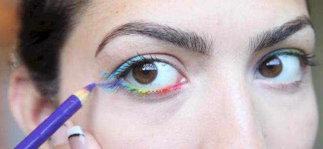 Trait d'eyeliner avec des crayons Crayola (source:  Meltyfashion.fr) - Les Mousquetettes