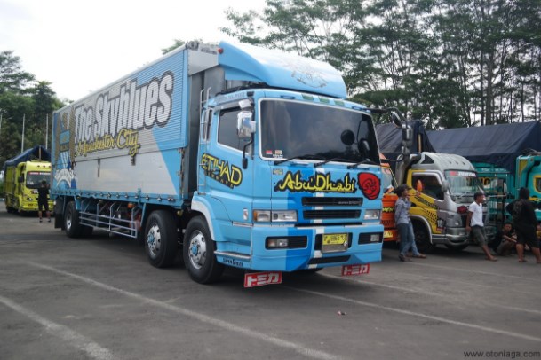 modifikasi mobil truk hino waarna biru putih