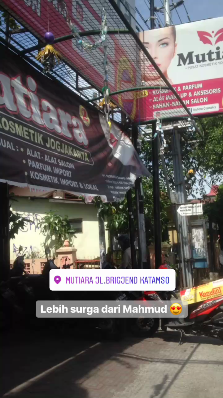 Gue Baru Tau Bentuk Toko Kosmetik Yang Ada Counter Counternya Kayak Di Department Store Itu Pas Kuliah Pas Kenal Sama Toko Mahmud Di Bandung