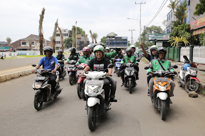 Serunya.. Ridho Ficardo Diarak Ojek Online Keliling Kota