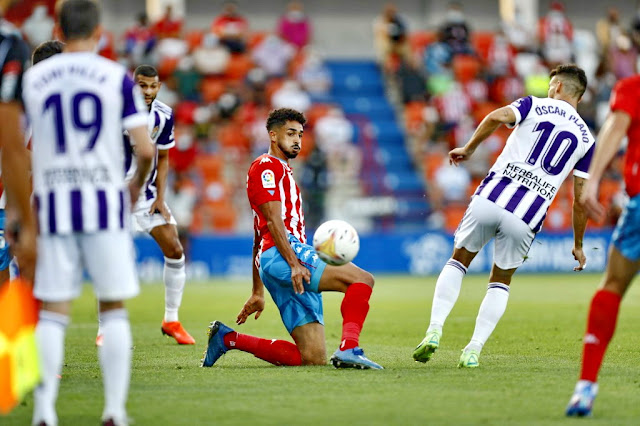 Óscar Plano y Cris Ramos en disputa de un balón.  C. D. LUGO 0 REAL VALLADOLID C. F. 2 Domingo 29/08/2021, 19:30 horas. Campeonato de Liga de 2ª División, jornada 3. Lugo, estadio Anxo Carro: 1.856 espectadores (aforo restringido). GOLES: 0-1: 10’, Weissman. 0-2: 53', Toni Villa.