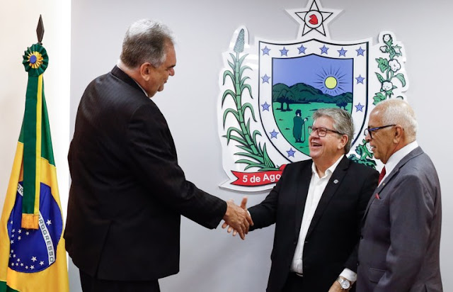 João Azevêdo recebe visita do presidente do Tribunal de Justiça e reforça harmonia e diálogo entre os Poderes