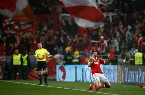 Benfica player Nemanja Matić celebrates after scoring his side's equaliser against Porto