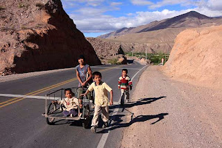 niños corriendo por la carretera