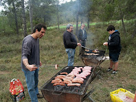 Preparant les botifarres i la cansalada