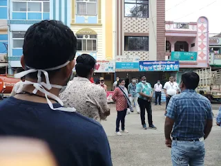 प्रशासन के अधिकारियों ने  मुल्य से अधिक दामों में सामग्री बेची होगी कार्रवाई