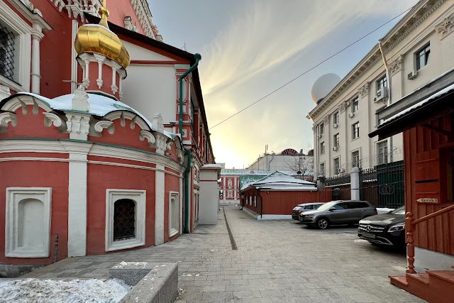 Богоявленский переулок, территория храма Богоявления Господня Богоявленского монастыря