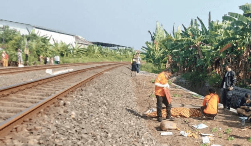 Tragis! Seorang Nenek Tewas Tertabrak-Terpental Kereta di Kaliwungu Kendal