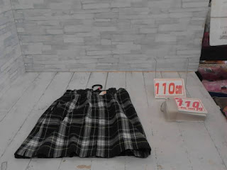 中古品　子供服　１１０㎝　ブラック×ホワイト　チェック柄　スカート　１１０円