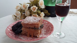 Bolo de maçã recheado com doce de leite e ameixa