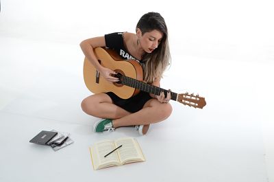 Gitar merupakan salah satu instrument musik yang cara memainkannya ialah dengan dipetik Perbedaan Senar Gitar Nylon dan String
