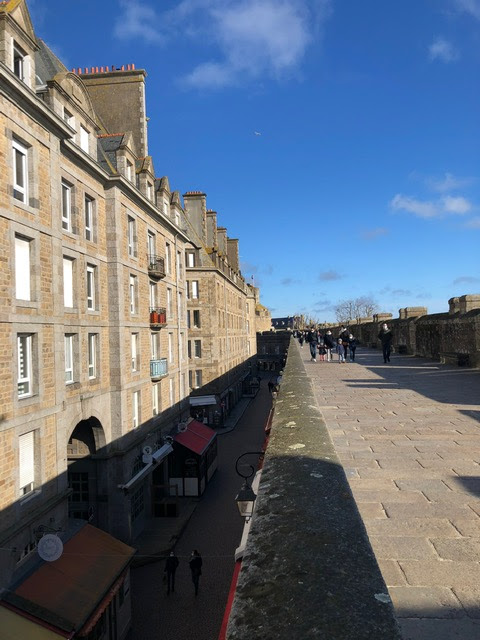 remparts de saint-malo en bretagne