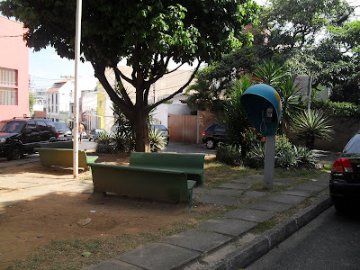 Mais uma praça abandonada no alto do São Gonçalo 