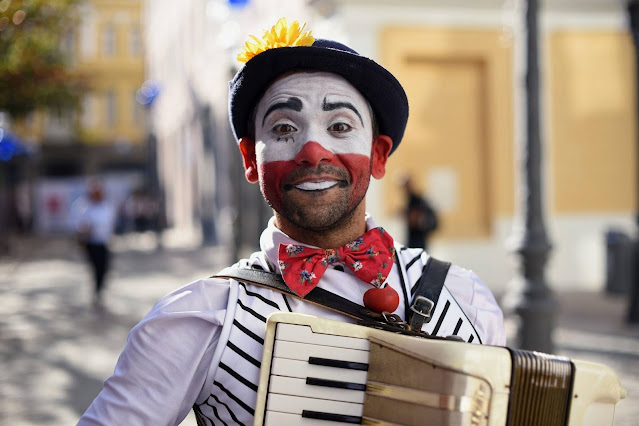 Palhaço músico de Humor e Circo para animação e parabens em festa virtual.