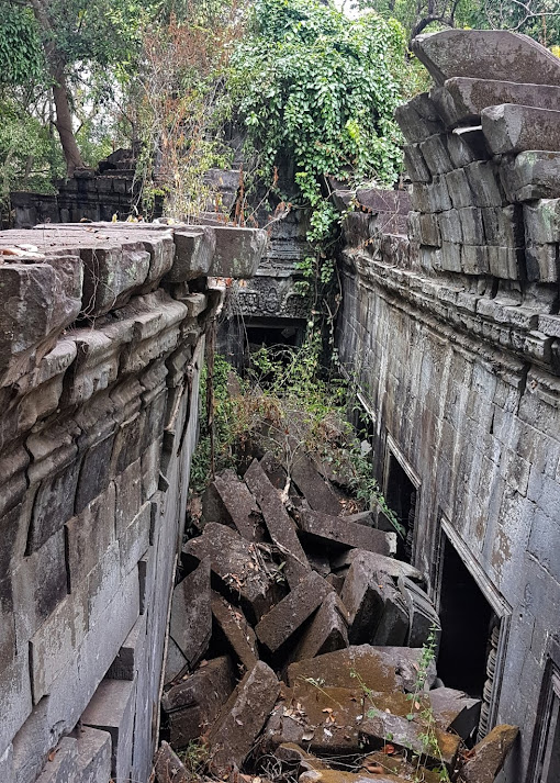 Exploring the jungle temple of Beng Mealea