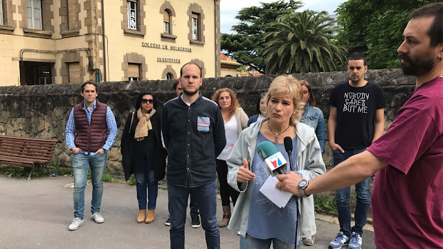 Parlamentarios y concejales de EH Bildu, Irabazi y Elkarrekin Podemos, ante el colegio La Milagrosa