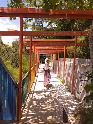 Gerbang Torii di Bukit Sakura