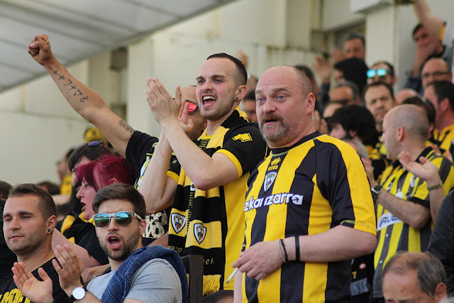 Afición del Barakaldo CF en el partido contra el Arenas