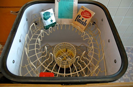 <img src="Vintage 1950s dishwasher.png" alt="top loader">