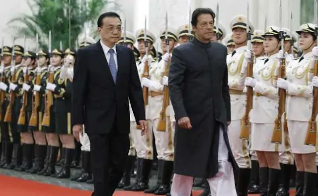 Imran Khan and China's Premier Li Keqiang attend a welcome ceremony in Beijing