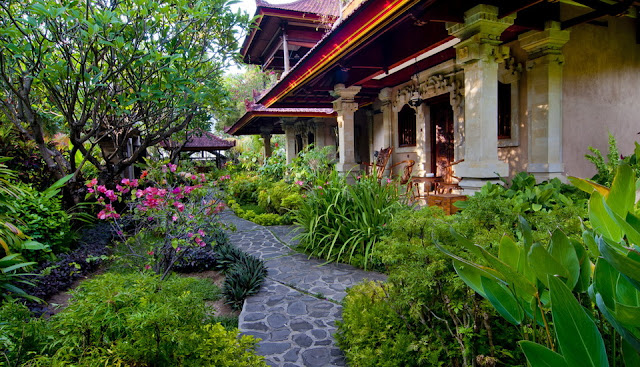  yang hijau desertai dengan bunga kamboja khas Bali, REFERENSI RUMAH