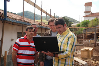  Vereador Anginho, Secretário Carlos Antonio Oliveira, Ministro Marcelo Crivella e Prefeito Arlei conferem o projeto de construção do novo prédio escolar, em Bonsucesso