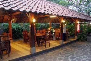 Wisata dan Kuliner Indonesia Restoran Rumah  Kayu  BSD