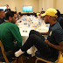 Daniel Alves almoça com a seleção brasileira antes de jogo contra a Sérvia